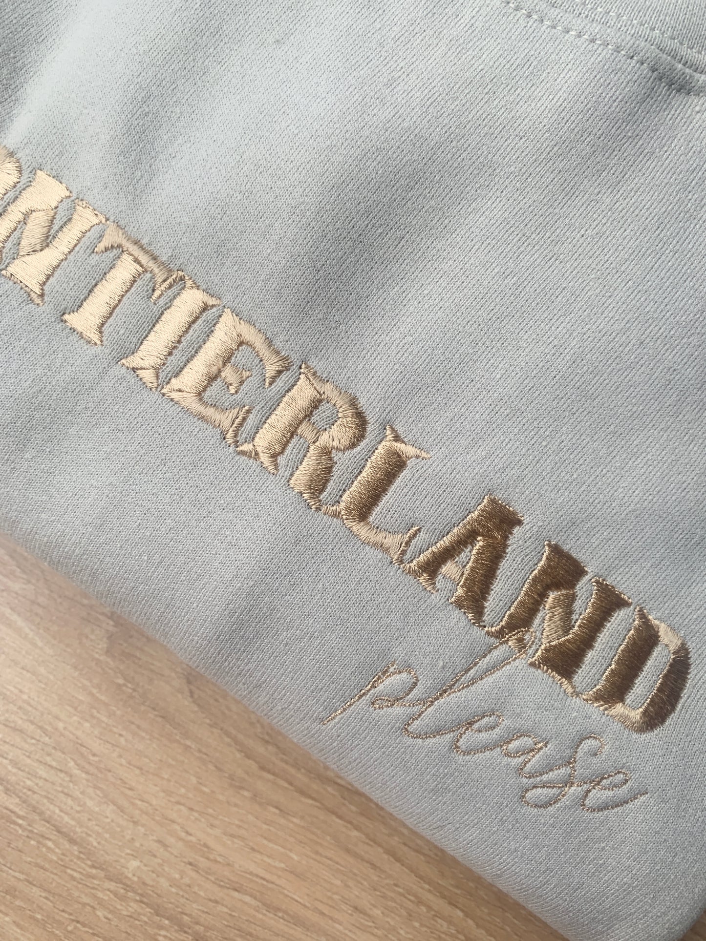 Sample - Medium - Sand Sweatshirt with 'Frontierland please' Design