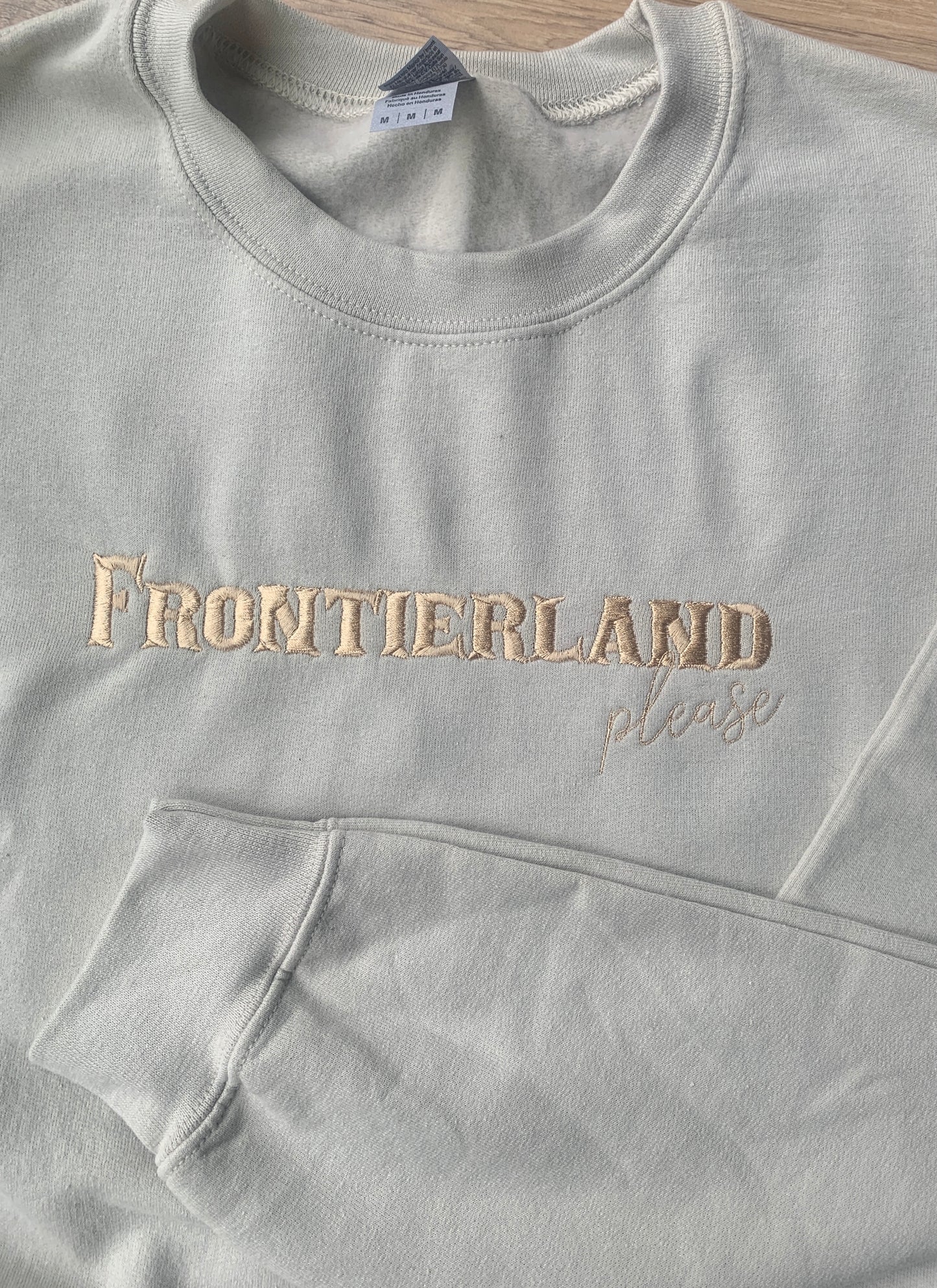 Sample - Medium - Sand Sweatshirt with 'Frontierland please' Design
